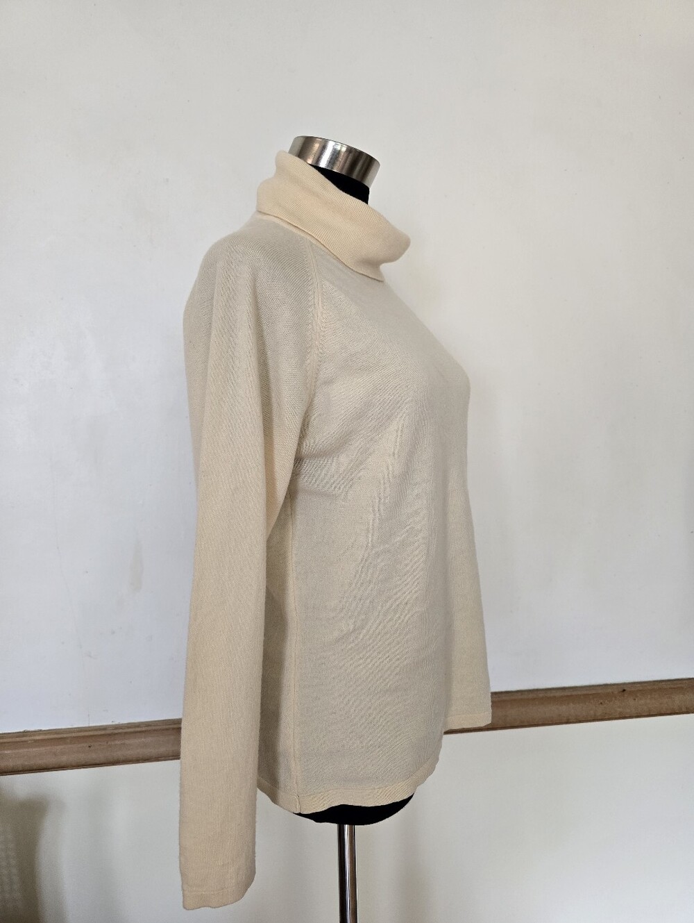 Italian Merino Wool Lightweight Turtleneck Sweater, Nordstrom Size Medium - Picture 4 of 11